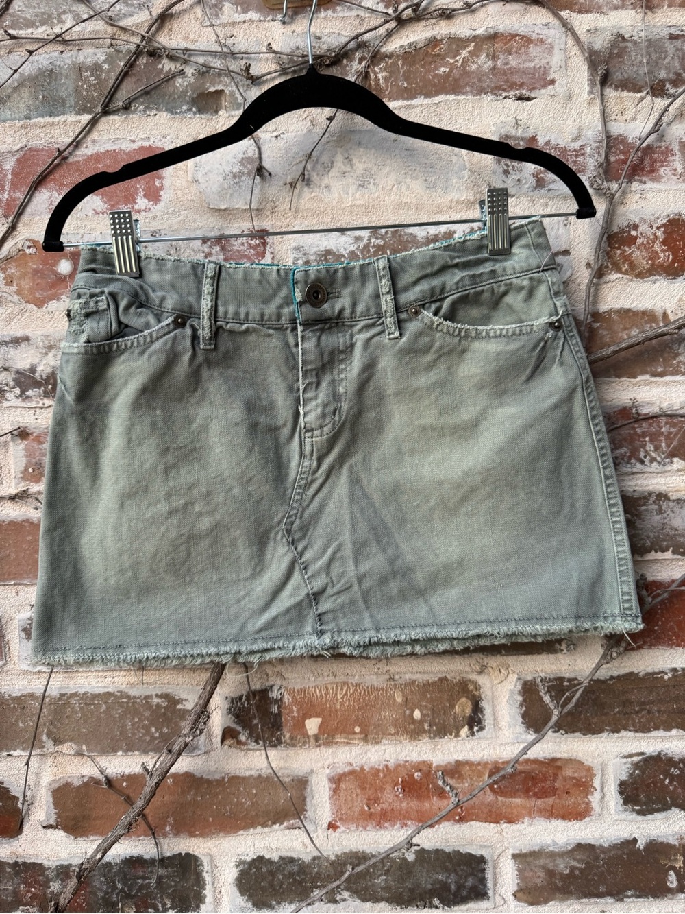 ✨ VTG American Eagle Olive Green Frayed Denim Mini Skirt - Size 0 Low Rise Y2K